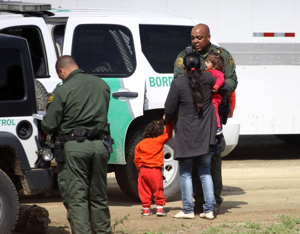 (FOTOS) La familia migrante que cruzó ilegalmente la frontera frente a los muros de Trump