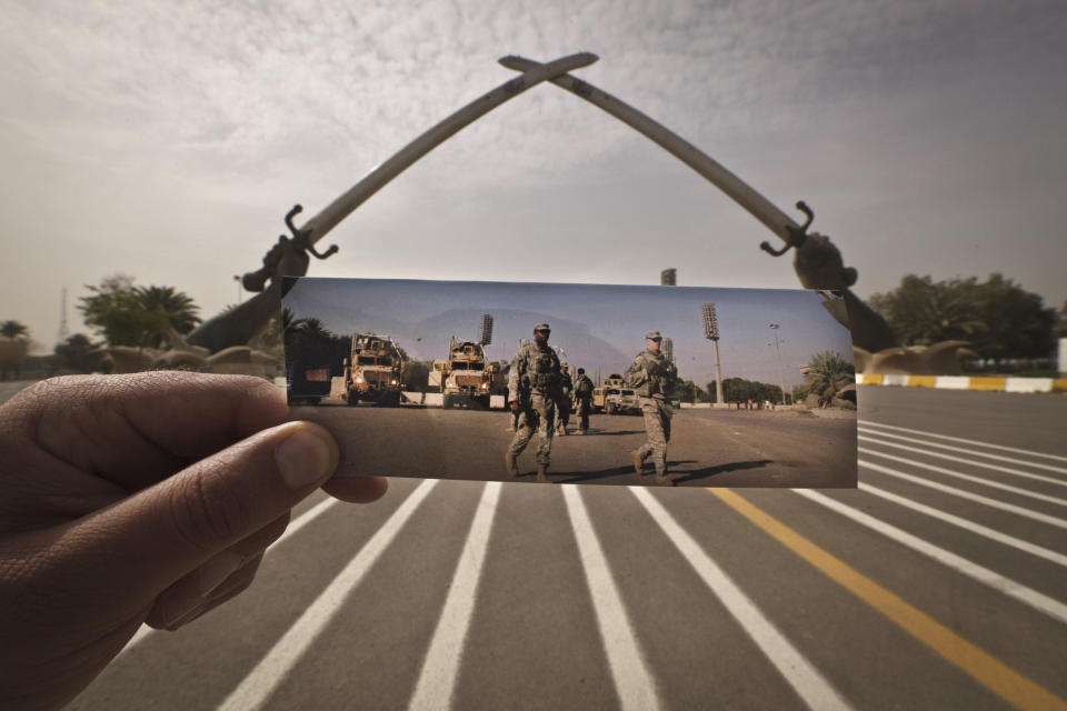 Foto del 14 de marzo de 2013 que muesra el monumento de espadas cruzadas, con una fotografía superpuesta que muestra a los soldados estadounidenses el 16 de noviembre de 2008. AP Photo/Maya Alleruzzo