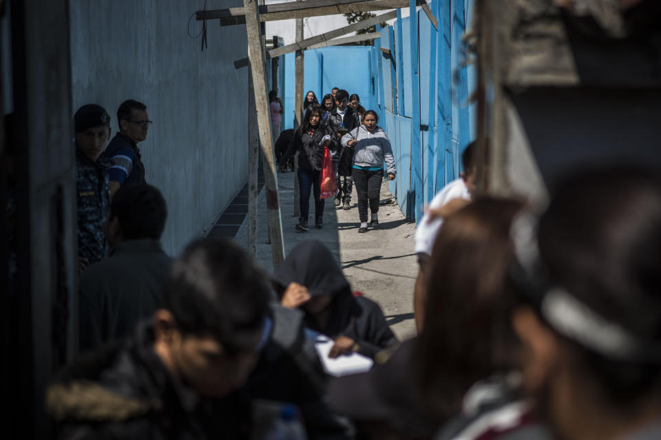 Migrantes centroamericanos caminan por las calles de Ciudad de Guatemala tras ser enviados allí por EEUU para que tramiten sus solicitudes de asilo. Foto del 13 de febrero del 2020. (AP Photo/Oliver de Ros)