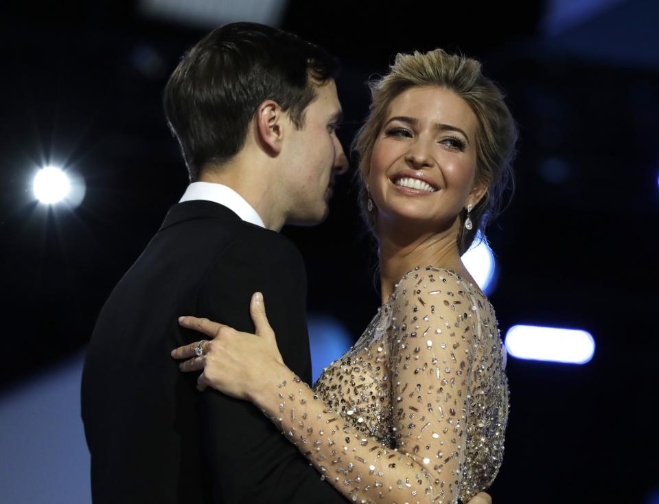 Ivanka Trump y su esposo Jared Kushner en un baile en la Casa Blanca. (AP Photo/Evan Vucci, File)