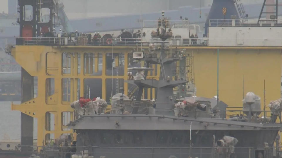 海軍國造潛艦原型艦海鯤艦泊港測試（HAT）進入最後階段，今早移泊過程中，與台船正在新建的潛艦救難艦編號571的大武軍艦合體同框。（圖/中天新聞）