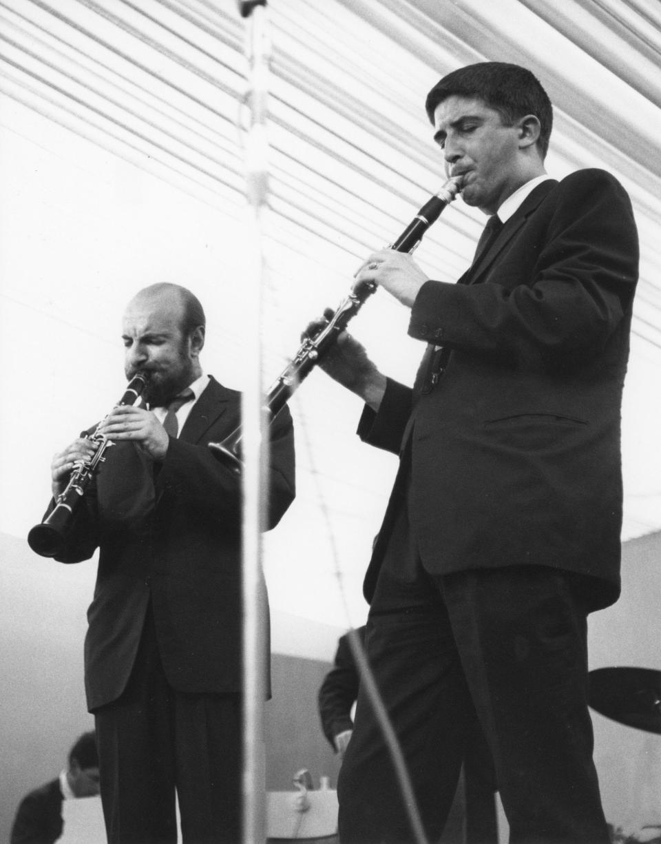 Tony Coe, a la derecha (con Sandy Brown), tocando el clarinete con Sandy Brown All Stars en el Festival de Jazz de Manchester de 1963 - National Jazz Archive/Heritage Images via Getty Images/Hulton Archive