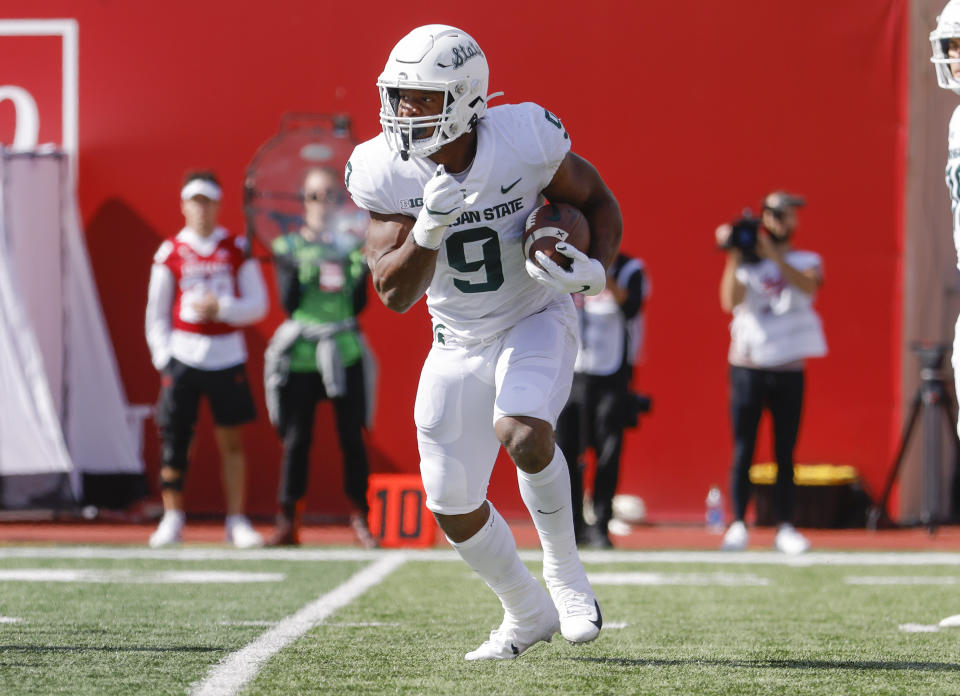 BLOOMINGTON, IN - OCTOBER 16: Kenneth Walker III #9 of the Michigan State Spartans runs the ball during the game against the Indiana Hoosiers at Indiana University on October 16, 2021 in Bloomington, Indiana. (Photo by Michael Hickey/Getty Images)