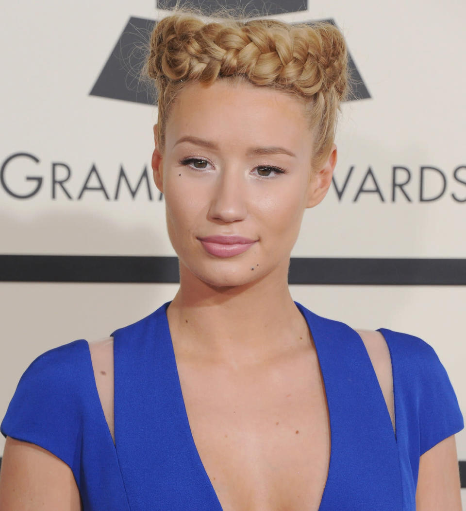 Pour Iggy Azalea, la tresse ne doit pas passer inaperçue ! Elle la transforme en véritable couronne.