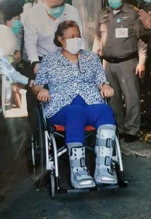 詩琳通公主因腳傷入院照曝光。（翻攝自@ThaiRoyalFamily推特）