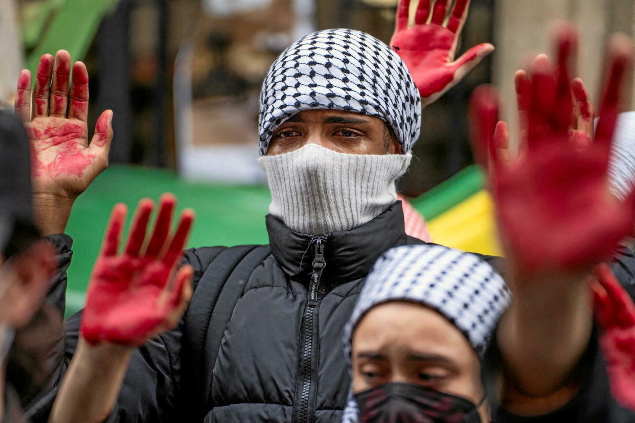 Des étudiants occupent un bâtiment de l'Institut d'études politiques (Sciences Po Paris) pour soutenir les Palestiniens et exiger un cessez-le-feu à Gaza.  - Credit:Zuma / Zuma/ABACA