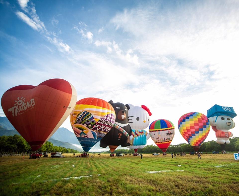 
台東縣政府29日上午6時在台糖池上牧野渡假村舉辦「
FLY FOR TAIWAN 為台灣而飛」活動，放飛數個熱氣球
。
（台東縣政府提供）