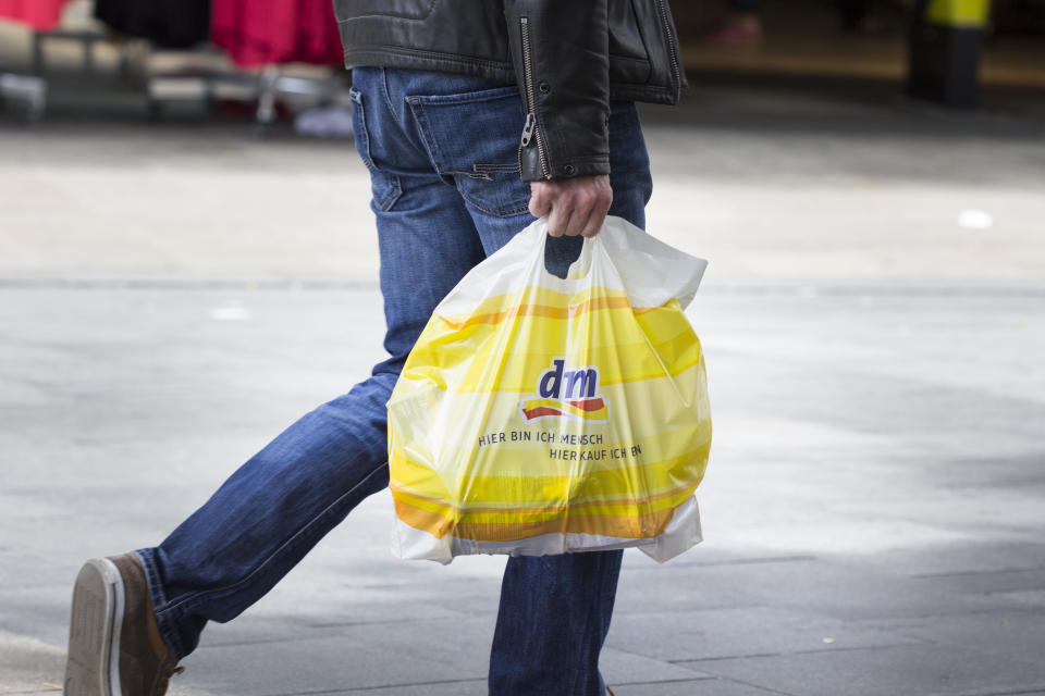 Beinah jeder Drogerie-Markt hat mittlerweile günstige Eigenmarken im Sortiment und sie haben den Öko-Test unterzogen. (Bild: Getty Images)