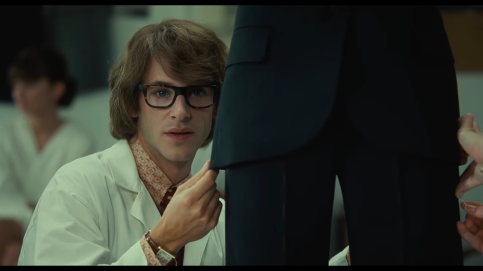 Il est perfectionniste. Pour interpréter au plus juste le personnage central du biopic <em>Saint Laurent </em>de Bertrand Bonello, Gaspard Ulliel a tout donné. Il s’est nourri d’images et d’enregistrements d’archives pour trouver la tessiture s’approchant au plus près de celle du créateur de génie. Il a également suivi un régime strict pour perdre rapidement 12 kilos et arborer la même silhouette androgyne du célèbre couturier. © capture d’écran bande-annonce Saint Laurent