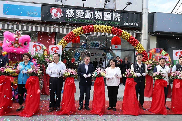 慈愛醫院東森寵物嘉義西區旗艦店開幕　黃敏惠剪綵祝福