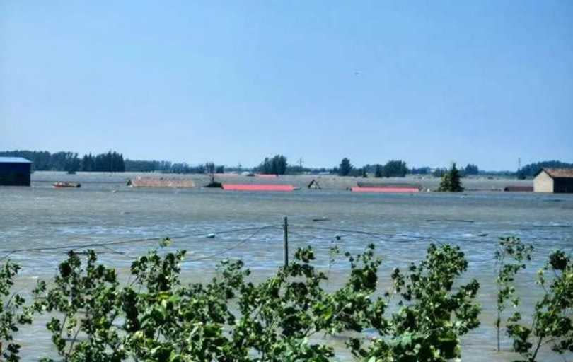 大陸湖南省岳陽華容縣團洲垸洞庭湖一線堤防（樁號19＋800）日前發生管湧險情，經緊急封堵失敗後堤壩決堤。（圖／翻攝自微博）