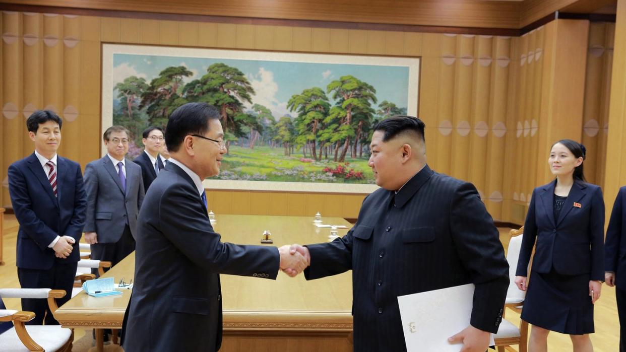 Hand drauf: Kim Jong Un mit Südkoreas Vertreter Chung Eui Yong.