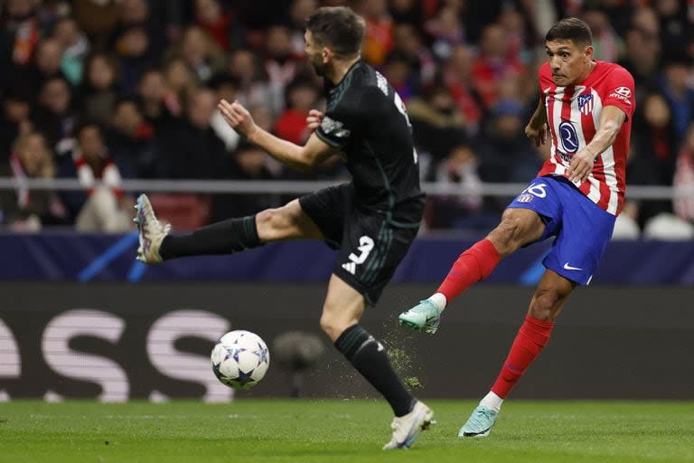 Nahuel Molina y un ataque frente a Celtic por la Champions League; el lateral es un titular habitual en el equipo de Simeone