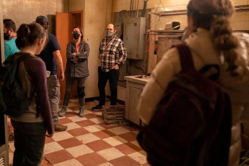 <div class="inline-image__caption"><p>Bella Ramsey (far left) and Storm Reid (far right) prepare to shoot as Liza Johnson (back left) and Craig Mazin (back right) oversee. </p></div> <div class="inline-image__credit">HBO/Liane Hentscher</div>