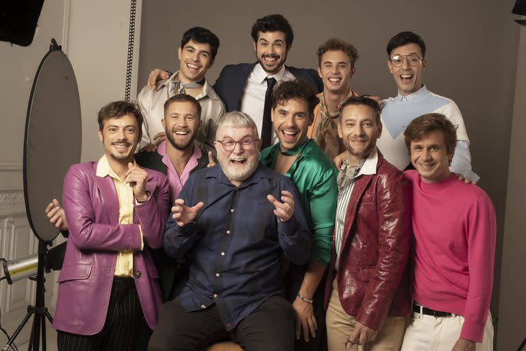 El elenco completo de La fiesta de los chicos: Fernando Dente, Nicolás Di Pace, Tomás Fonzi, Tupac Larriera, Santiago Pedrero, Roberto Peloni, Nicolás Riera, Agustín Suárez y Sergio Surraco, dirigidos por Ricky Pashkus