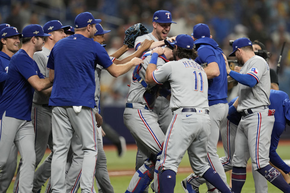 Jugadores de los Rangers de Texas celebran después de derrotar 7-1 a los Rays de Tampa Bay en el Juego 2 de la Serie de Comodines de la Liga Americana, el miércoles 4 de octubre de 2023, en San Petersburgo, Florida. (AP Foto/John Raoux)