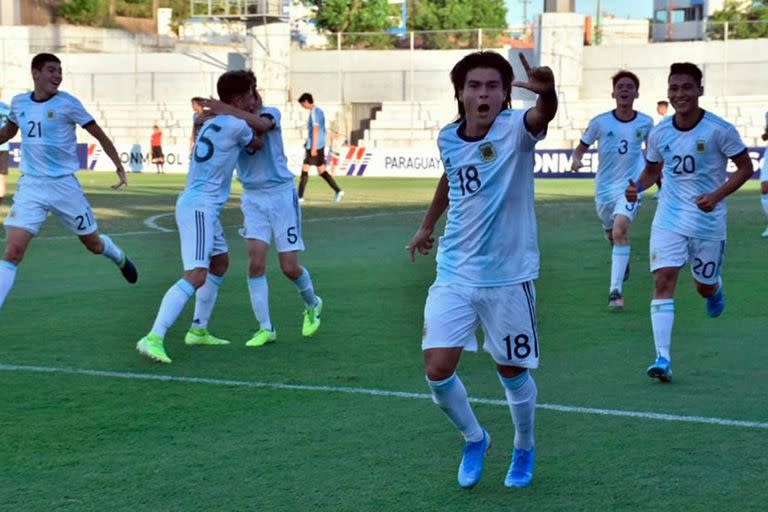 Luka Romero festeja con la selección argentina Sub 15 en 2019; metió un par de goles, ante Chile y Uruguay y fue subcampeón del Sudamericano de la categoría