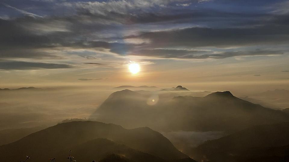 亞當峰 (Photo by Deelaka Wijesooriya, License: CC BY-SA 4.0, Wikimedia Commons提供)