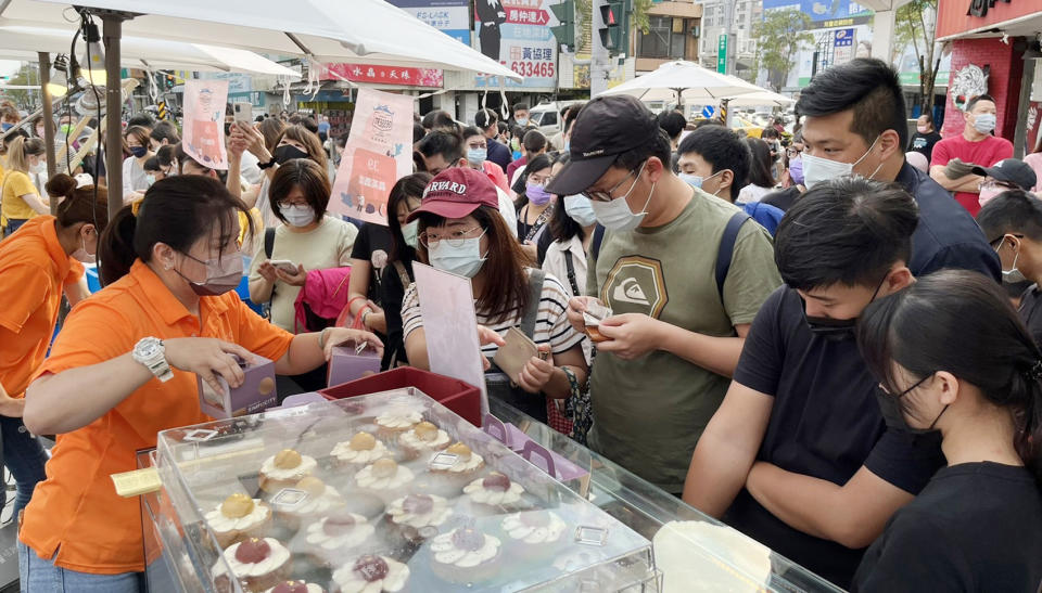 第二屆台南甜點節十九日在海安觀光商圈熱鬧登場，湧現人潮。（記者陳治交攝）