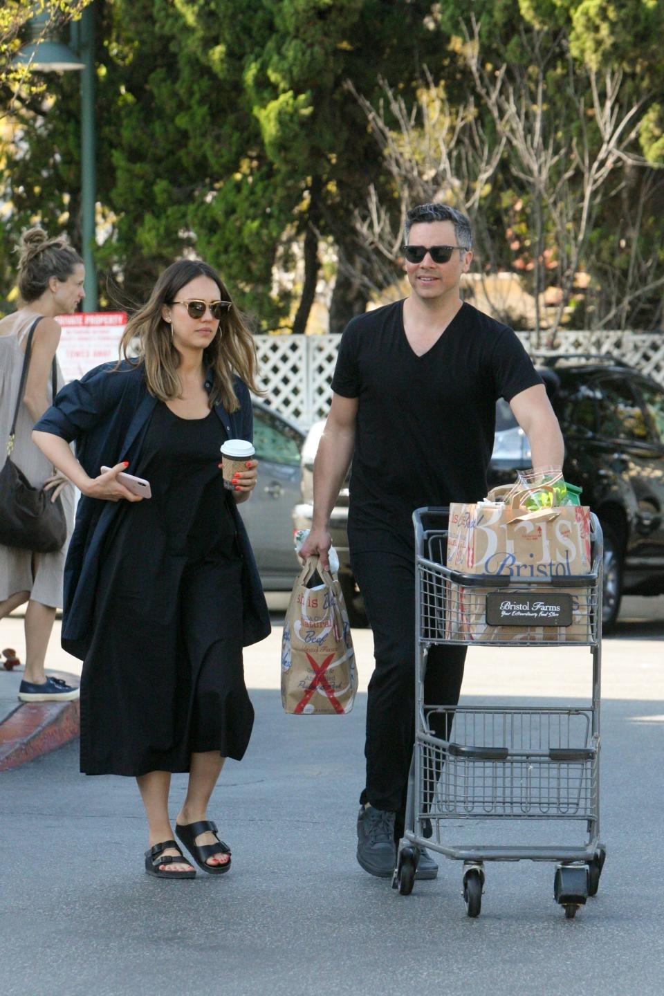 Jessica Alba wears Birkenstocks while grocery shopping in Beverly Hills with husband Cash Warren and their three children. (Photo: Knng/Backgrid)   