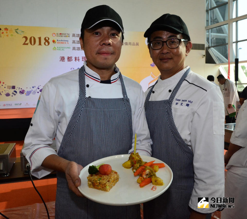 ▲高雄國際食品展舉辦港都料理王廚藝競賽，成績出爐，專業組由爹說你好餐廳主廚馬永曾(左)奪得冠軍。(圖／記者黃守作攝，2018.10.26)