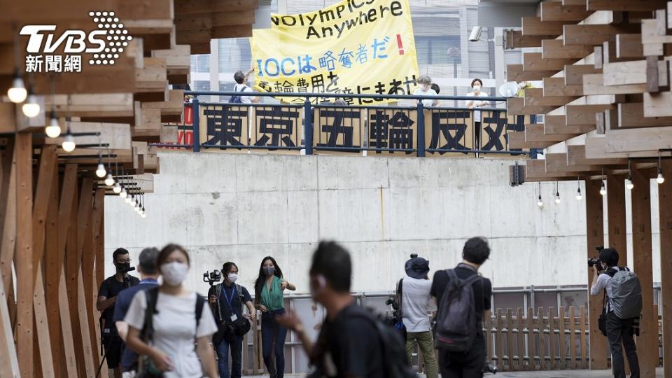 反對舉辦奧運的日本民眾，拉起抗議布條痛批政府漠視民意。(圖／達志影像美聯社)