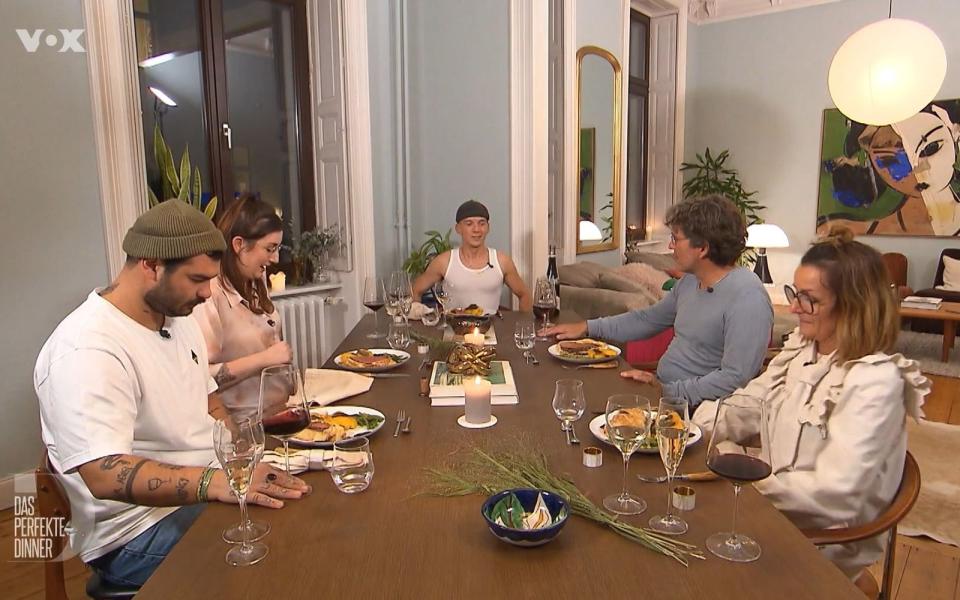 Trotz der Aufregung bringt Dennis sein Beef Wellington mit Roast Potatoes auf die Teller, von links: Basar, Eva, Gastgeber Dennis, Ansgar und Esther. (Bild: RTL)