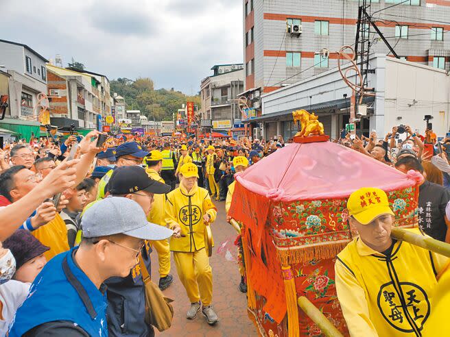 白沙屯媽祖21日中午在雲林縣林內火車站停駕休息，湧入人山人海信徒爭睹風采與祈福，並跪求神轎到特定的地方去加持。（周麗蘭攝）