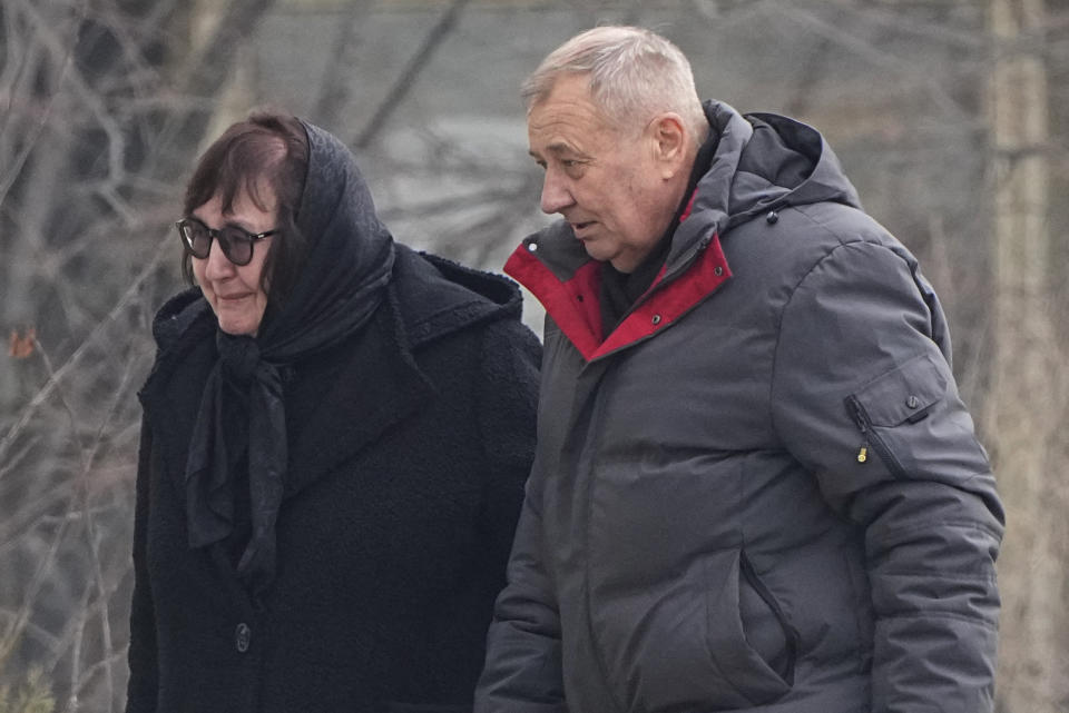 Anatoli Nawalny (r) und Ljudmila Nawalnaja, die Eltern des russischen Oppositionsführers Alexej Nawalny, gehen zur Kirche, um an der Beerdigung ihres Sohnes teilzunehmen (Foto: Uncredited/AP/dpa)