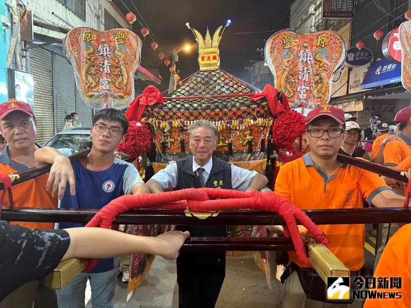 ▲台中豐原鎮清宮媽祖鑾轎傍晚進到大甲市區，由主委楊紹森扶鑾轎。（圖／記者金武鳳攝，2024.9.27)