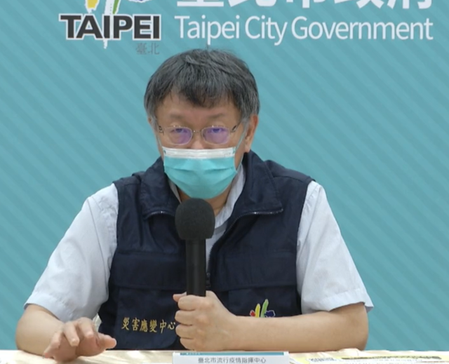 台北市長柯文哲16日表示，北市17日將開放80歲以上長者網路預約施打疫苗，住在台北、沒設籍也可登記。(直播截圖)