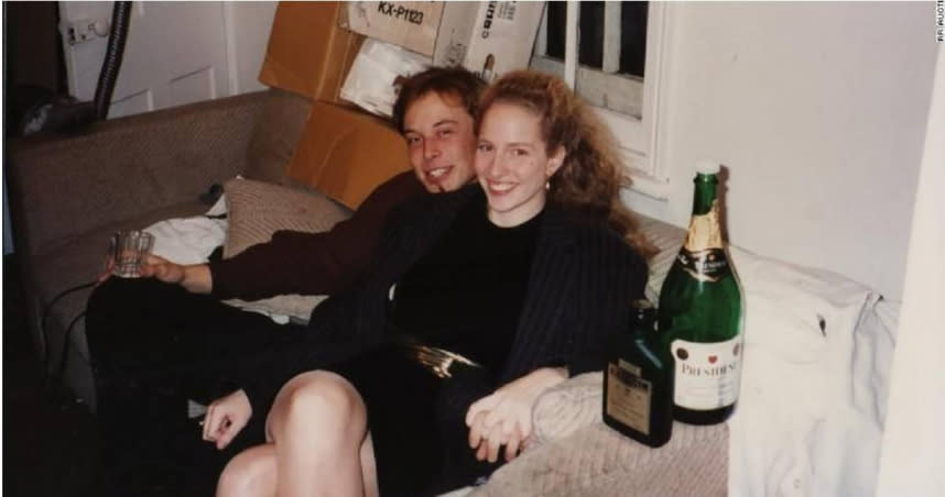 馬斯克與初戀女友葛溫的合照。（圖／翻攝自RR AUCTION網頁）