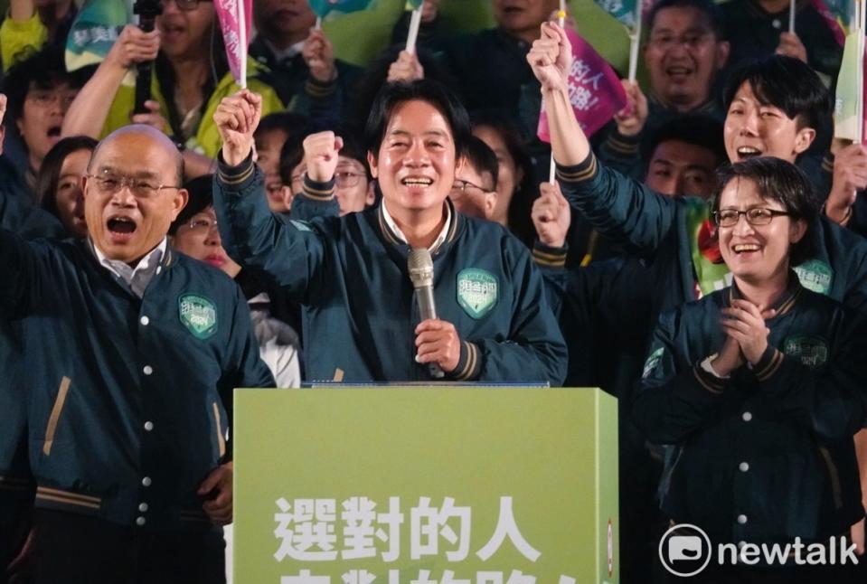 民進黨正、副總統候選人賴清德、蕭美琴現身在板橋第二運動場舉辦選前之夜，支持者嗨翻天。   圖：張良一/攝