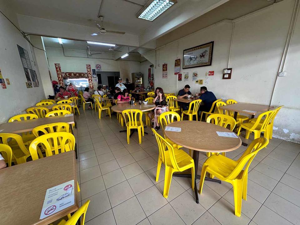 Restoran Deli Lotus - Seats