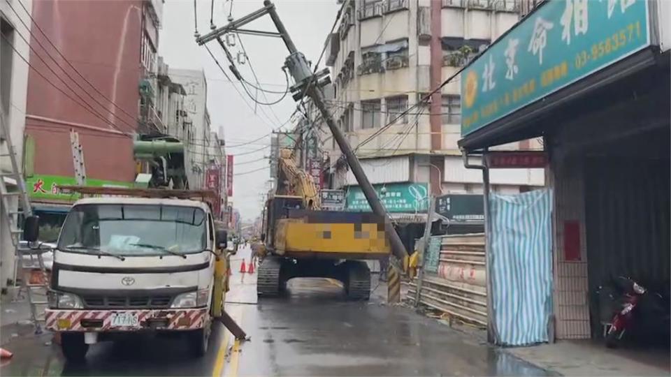 宜蘭怪手撞斷電桿350戶停電　台電急搶修