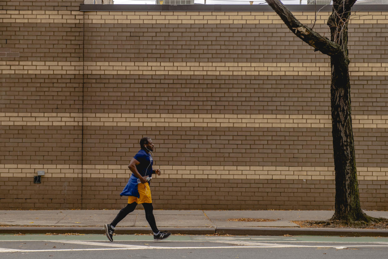 Un hombre corre en Nueva York, el 1.° de noviembre de 2020. (Johnny Milano/The New York Times)