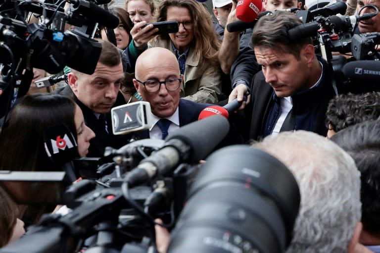 Eric Ciotti s'exprime devant la presse alors qu'il quitte le siège de LR le 13 juin 2024 à Paris (STEPHANE DE SAKUTIN)