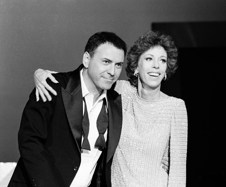 ARCHIVO - La comediante Carol Burnett y el actor Alan Arkin dyrante la filmación de un especial de "Carol Burnett Show" en Los Angeles el 10 de agosto de 1979. Arkin, el actor de carácter que demostró su versatilidad en la comedia y el drama al recibir recibió cuatro nominaciones al Premio de la Academia y ganó un Oscar en 2007 por "Little Miss Sunshine", falleció a los 89 años. (Foto AP/George Brich, archivo)