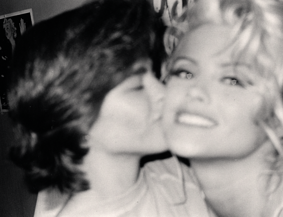 An old photograph of Melissa ‘Missy’ Byrum and Anna Nicole Smith (Netflix)