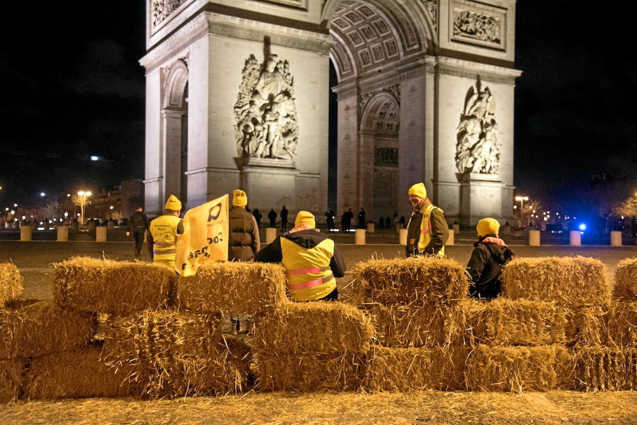 Des agriculteurs mobilisés avec leurs tracteurs sur la place de l'Étoile à Paris le vendredi 1er mars 2024.  - Credit:Poitout Florian / Poitout Florian/ABACA