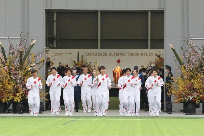 日本奧運大臣表示，東奧擬讓選手每天做武肺檢測；圖為日本女子足球代表隊傳遞聖火。（翻攝自東奧官網）