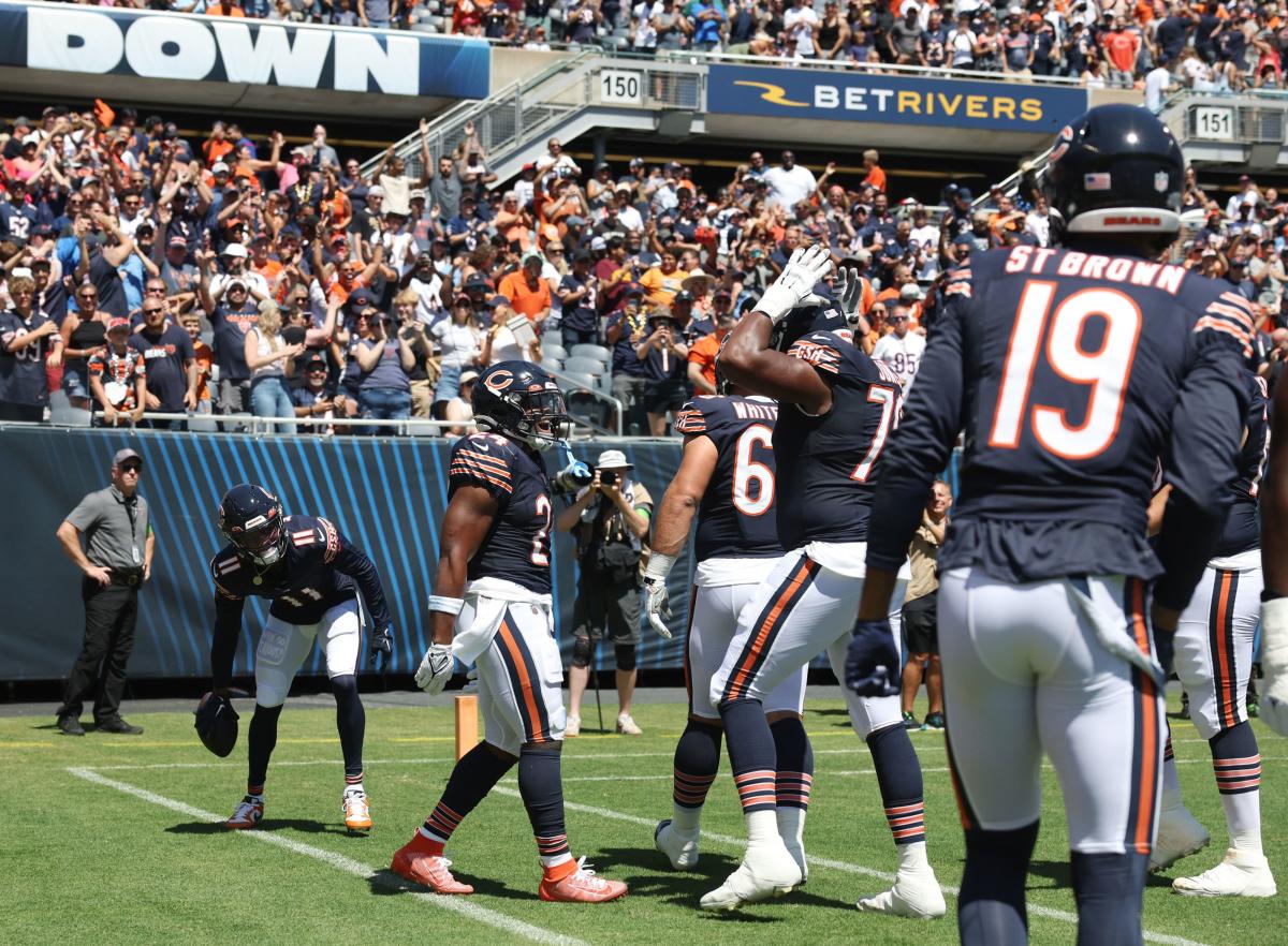 You can't draw it up much better': Justin Fields propels the Chicago Bears  to victory with 2 basic but energizing TD passes