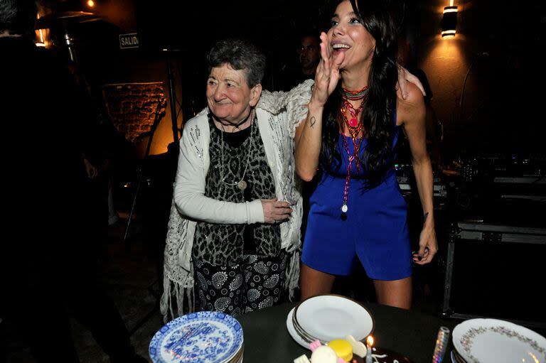 La familia de Rincón también dijo presente. La actriz y modelo sopló las velitas luego de la cena. Después, todo fue una fiesta: los invitados bailaron al ritmo de la música y coparon el lugar hasta altas horas de la madrugada