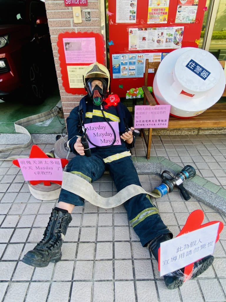 一個人躺在地上，身上還掛MAYDAY的牌子，路過的民眾都信以為真，引起一些恐慌。（記者陳俊文攝）