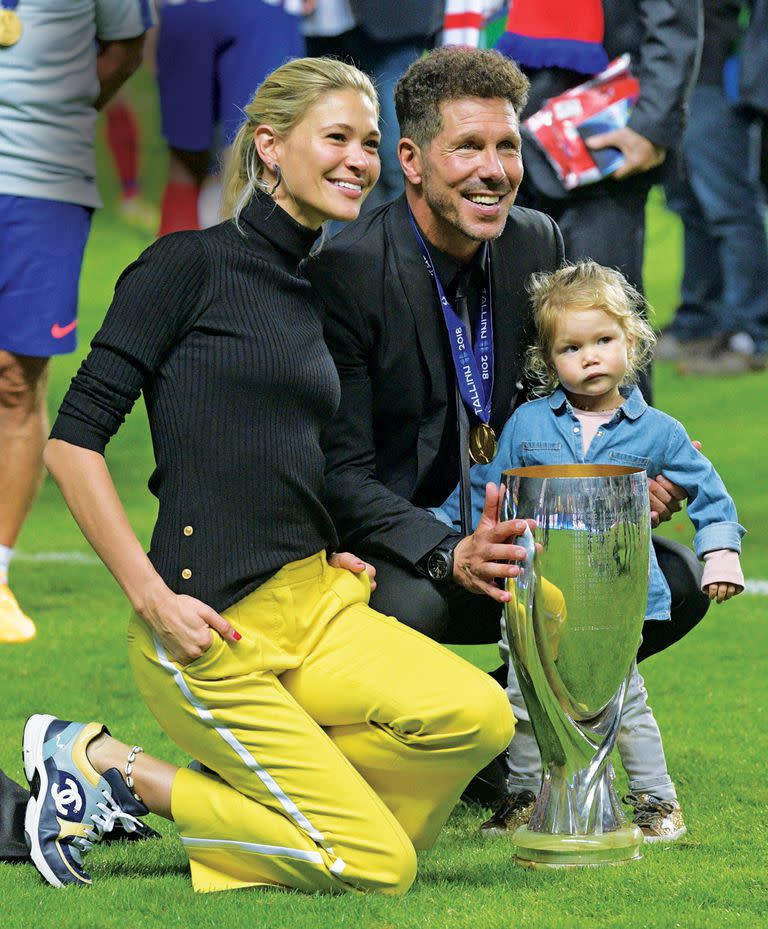 Carla Pereyra, el Cholo Simeone y su hija en 2018.  (Foto: Raigo PAJUL)