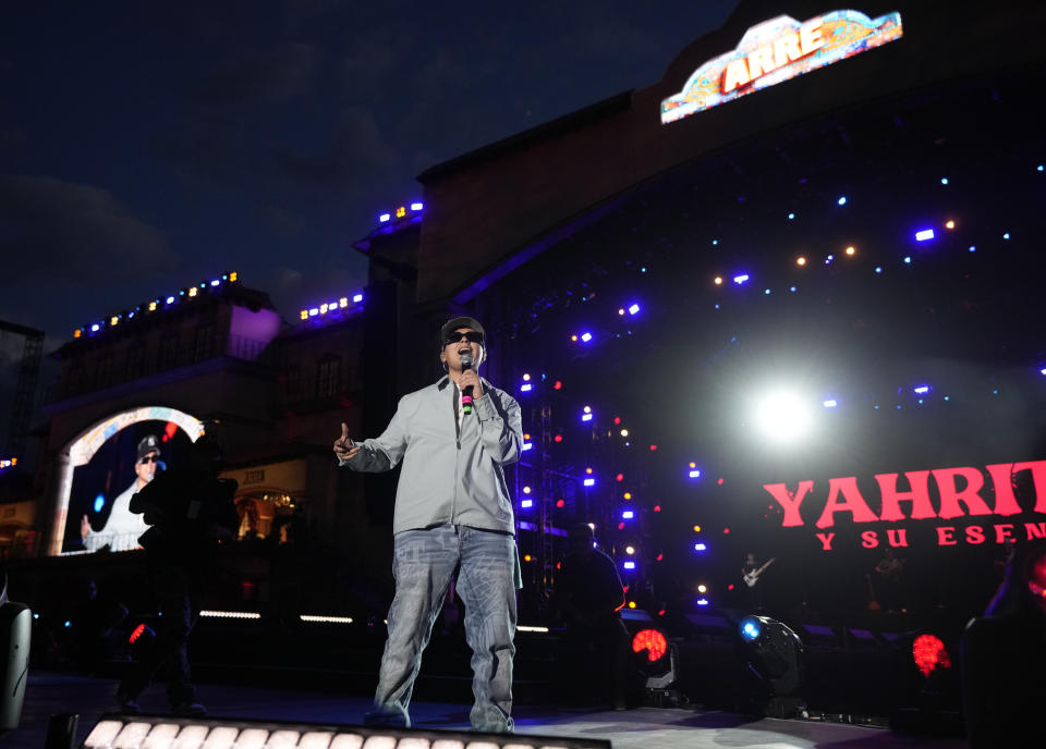 La cantante estadounidense Yahritza Martinez en su concierto en el segundo día del festival Arre en la Ciudad de México el domingo 10 de septiembre de 2023. (Foto AP/Fernando Llano)