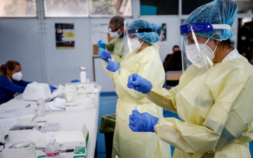 Medical staff in Rome test coronavirus samples - Cecilia Fabiano/LaPresse