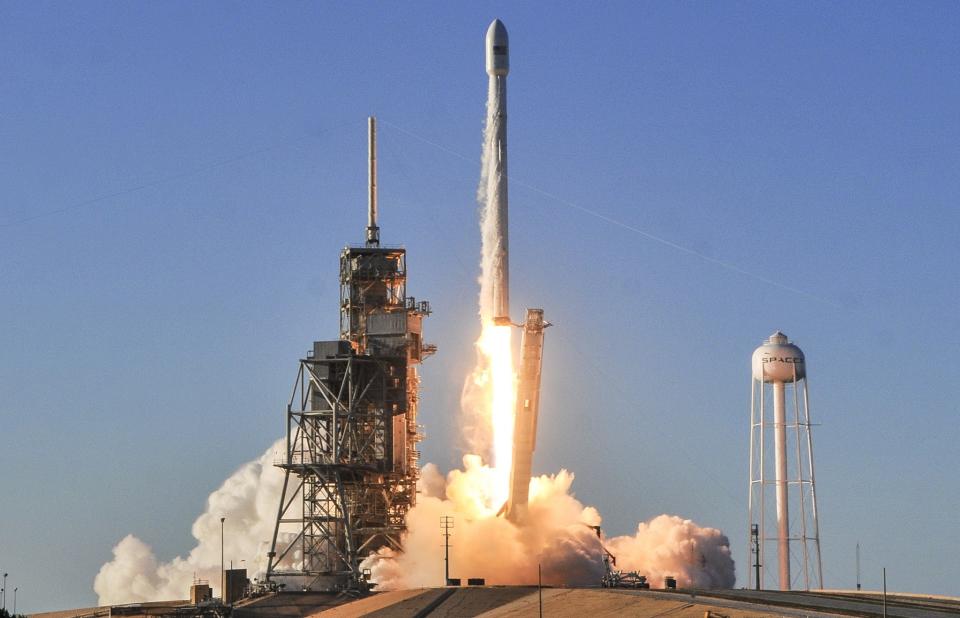 <p>A SpaceX Falcon 9 rocket lifts off from Kennedy Space Center (Rex features) </p>