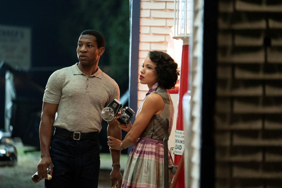 Auf der Suche nach seinem verschwundenen Vater reist Atticus Freeman (Jonathan Majors) in den USA der 1950er-Jahre quer durchs Land. In Begleitung seiner Jugendfreundin Letitia (Jurnee Smollett) erlebt er Dinge, die ihn schon bald an der Realität zweifeln lassen. Die deutsche Synchro der Mysteryserie "Lovecraft Country" von Jordan Peele und J.J. Abrams startet am 13. November bei Sky Atlantic HD. (Bild: Home Box Office)