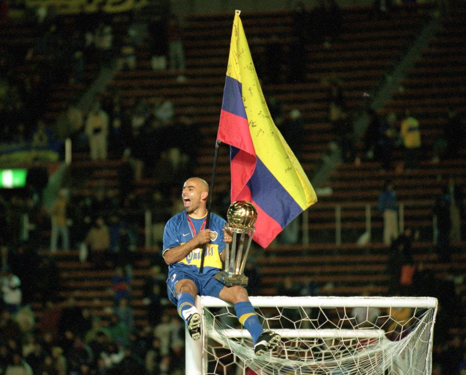 Mauricio Serna celebra la victoria 2-1 sobre Real Madrid en la Copa Intercontinental de 2001 con Boca Juniors (FotoShaun Botterill /Allsport).